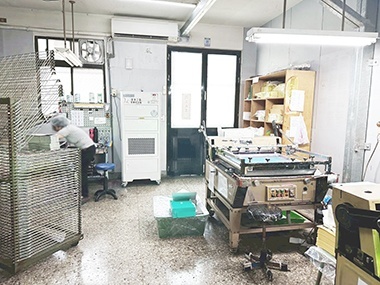 網版印刷業者 使用空害防治機 有效攔截粉塵提高良率 改善作業環境嚴重異味